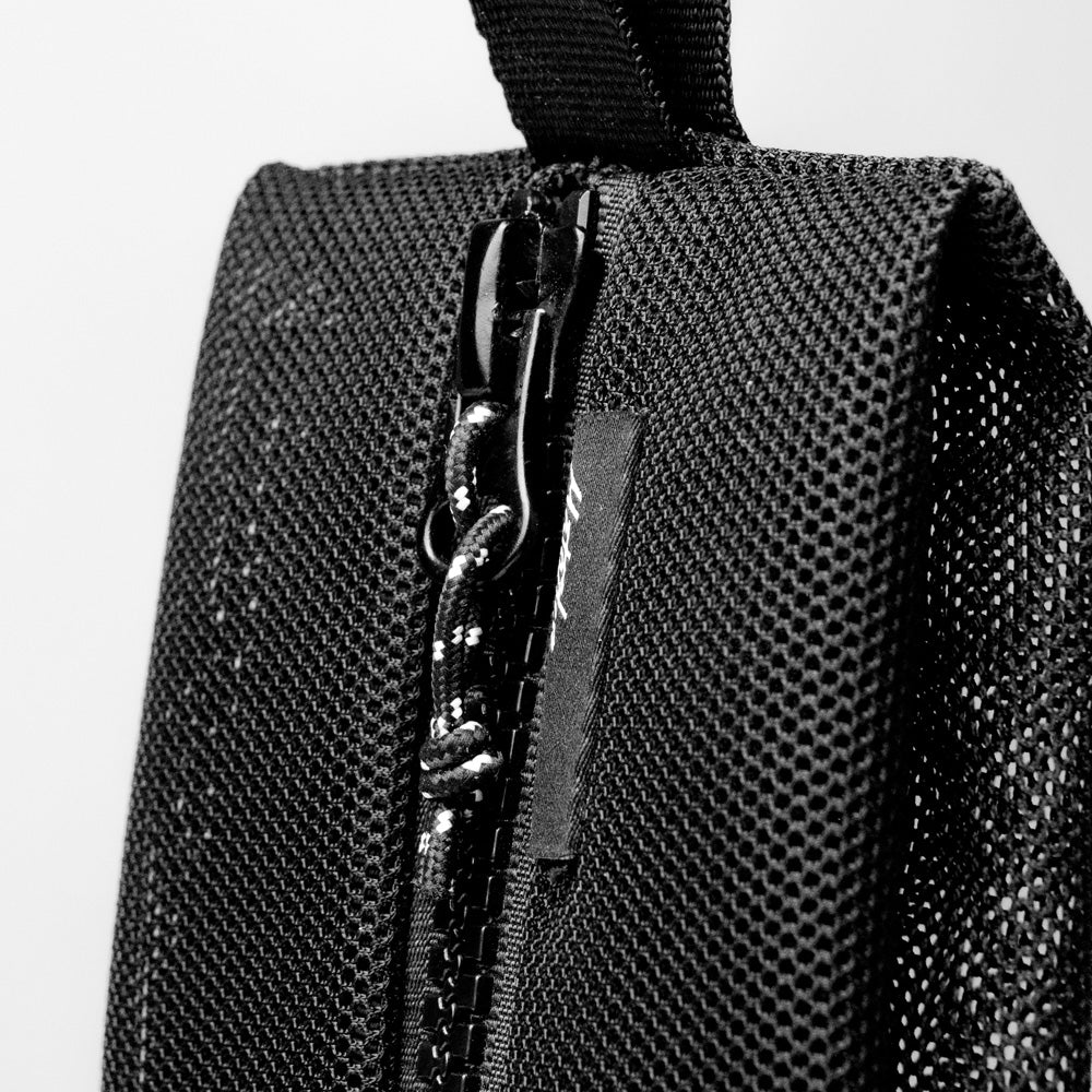 Close up view of mesh material and zipper of the mesh bag