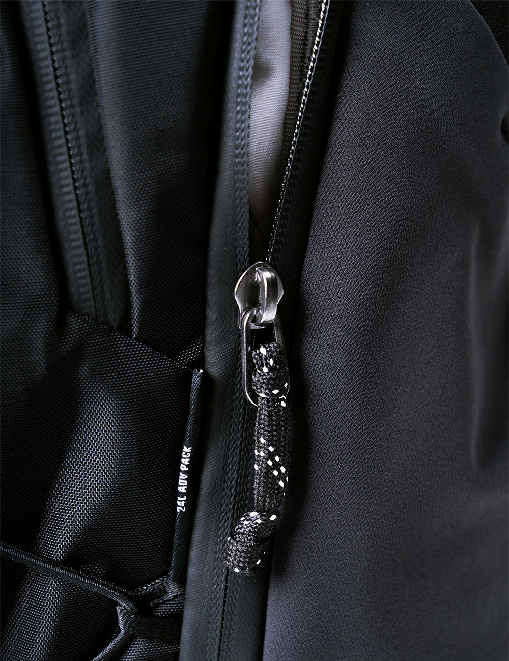 zipper puller detail