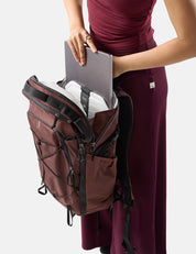 Person holding a garnet backpack with a laptop inside