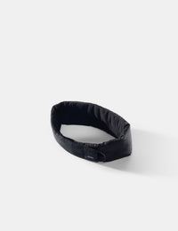 Black sleepmask 
on a white background